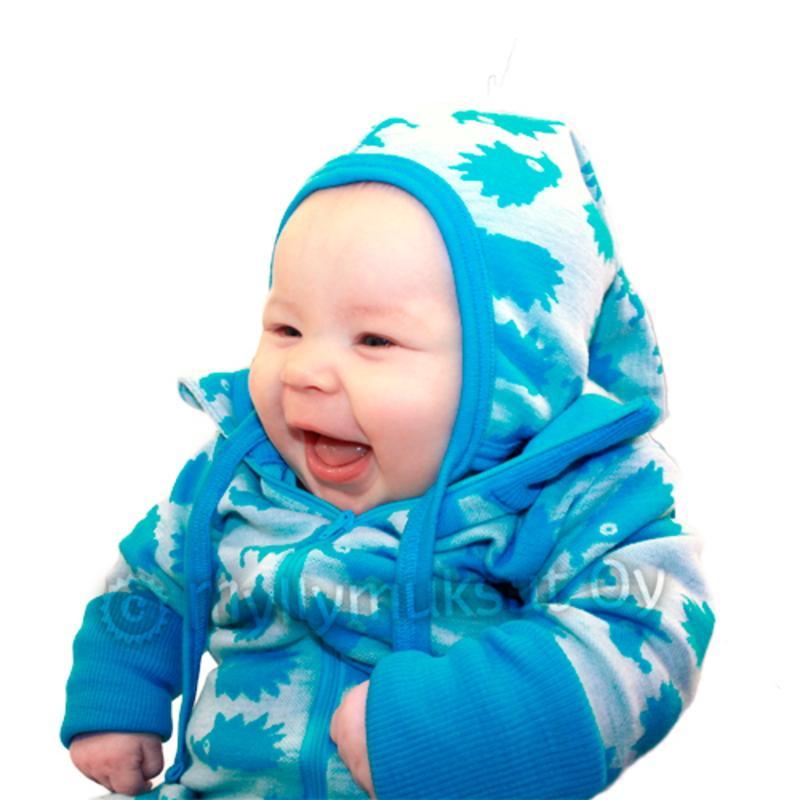 Baby mit süßer Zipfelmütze aus doppellagiger Merinowolle mit Bändchen. Die weiche Wollqualität ist angenehm zu tragen und kratzt nicht.